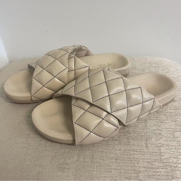 SEYSCHELLES WIDE AWAKE SLIP ON PUFFY LEATHER QUILTED SLIDES - Picture 4 of 8